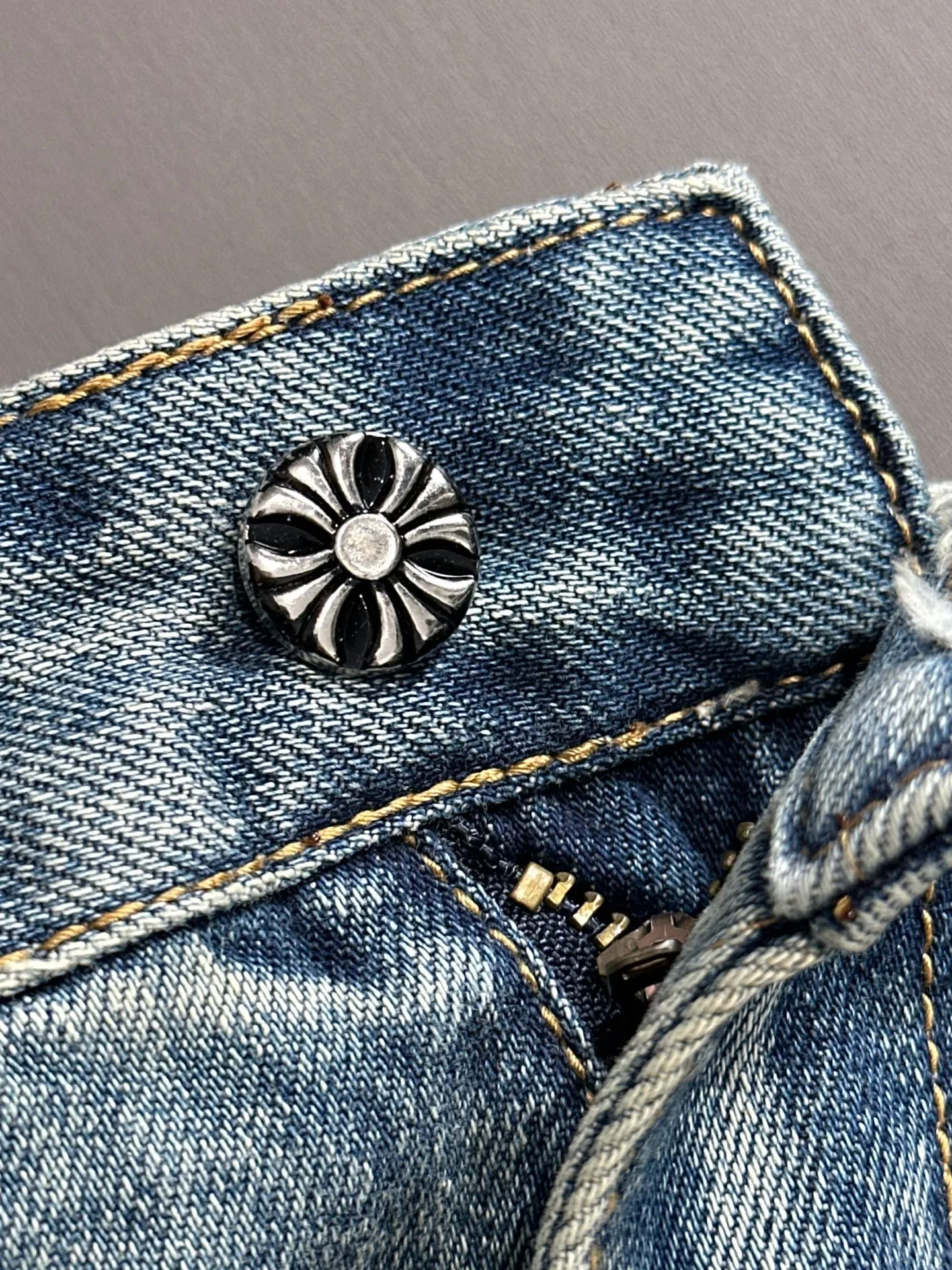 🅿️320 Croxin 2025 summer new jeans denim shorts are woven from imported Japanese Denim plain cotton denim fabrics. They are complete with three standards. The top stonewashing process makes the texture reach the old taste of the 1980s. It is soft, delicate, comfortable and breathable. The color has a modern and fashionable vicissitudes. The upper body is versatile and fashionable! Light luxury, a must-have item for daily commuting! Code number: 28-40 (please state your height and weight when placing an order)
